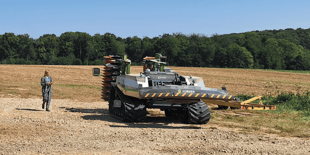 A képen egy mező látható, amelyen egy robot traktor tevékenykedik